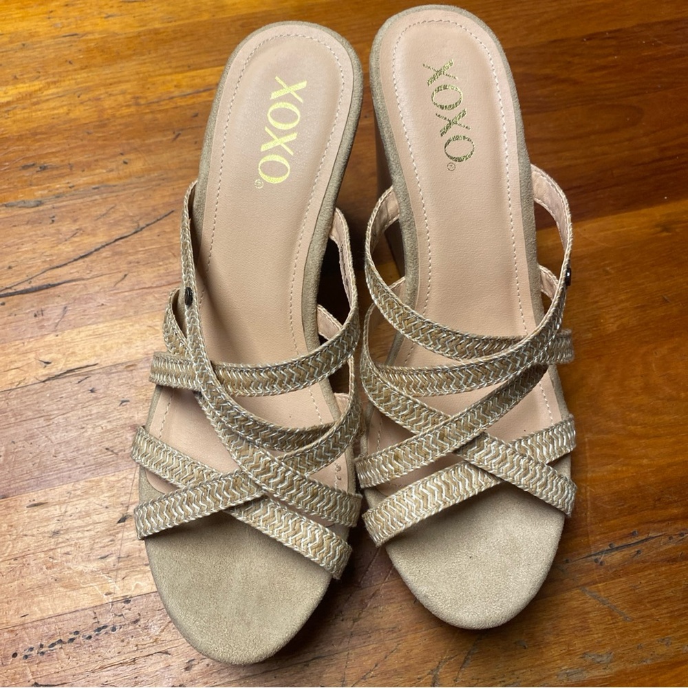 XOXO Women's Neutral Straw Colored Strappy Sandals NWOT